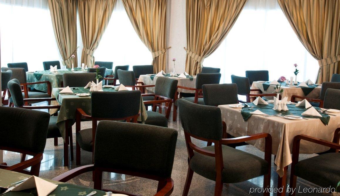 Retaj Residence Al Sadd Doha Restaurant photo